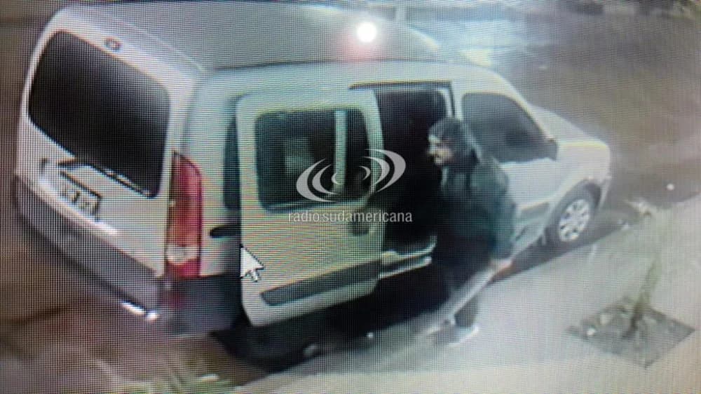 Portada de video: Delincuente rompió el vidrio de un auto y robó objetos de su interior