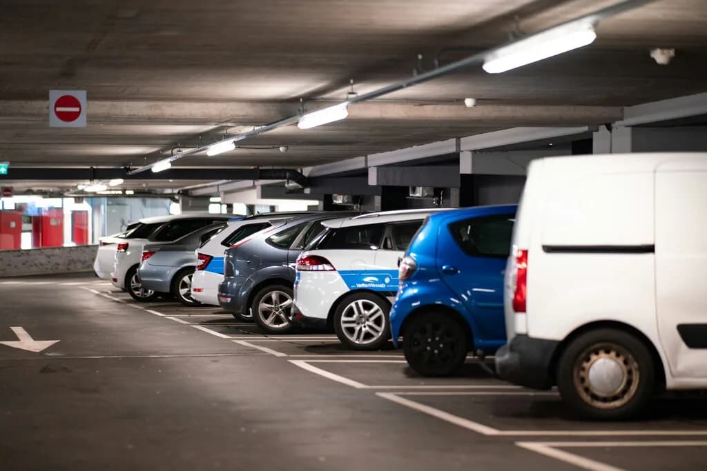 La Ley de Propiedad Horizontal lo aclara y los expertos coinciden: "Puedes aparcar dos vehículos en tu garaje si cumples con las normas"