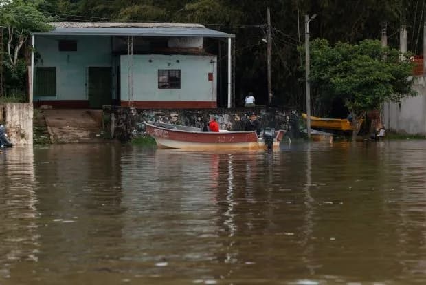 El Gobernador recorre las zonas afectadas por las inundaciones y coordina la asistencia a las familias