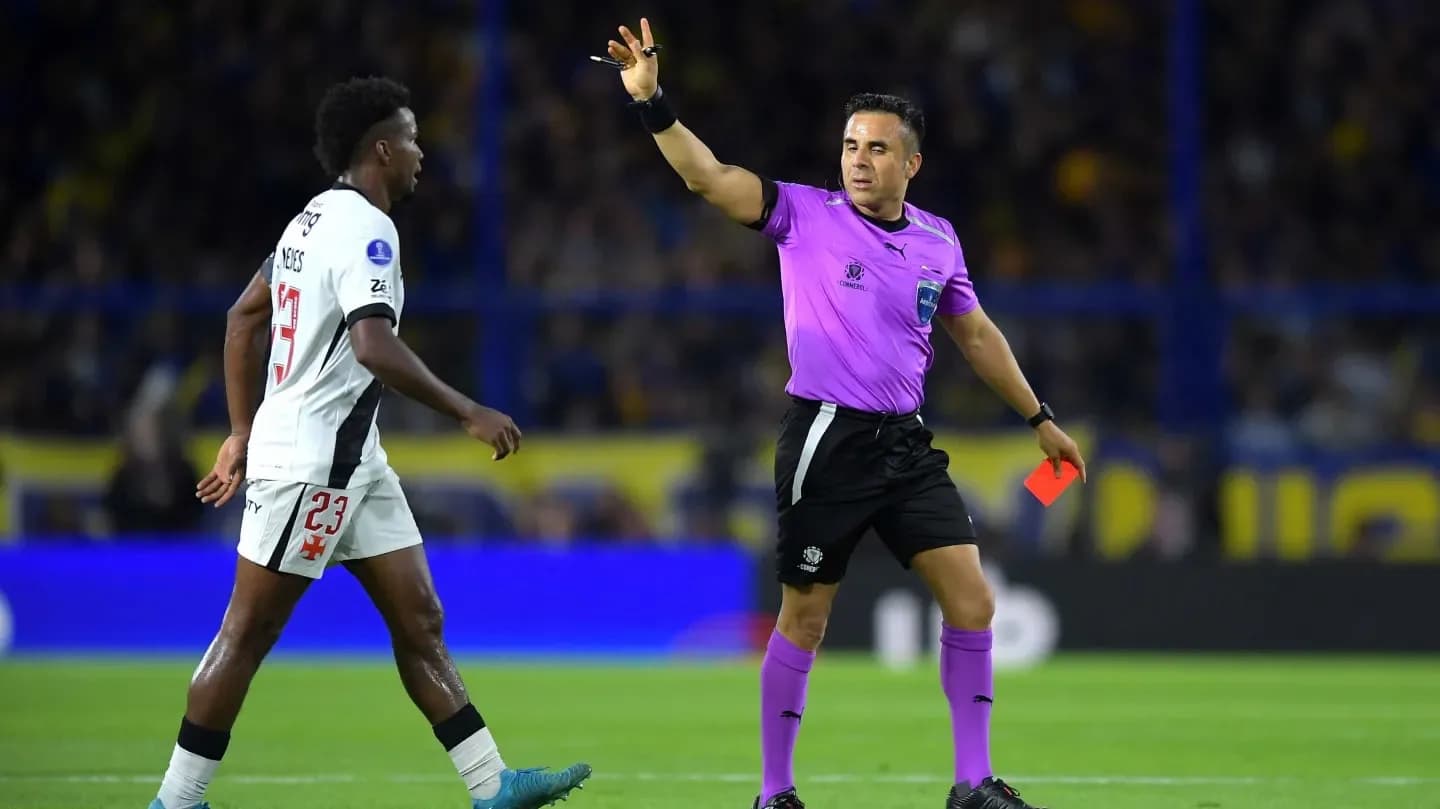 Insólita roja en Vasco vs. Boca: doble amarilla en 10 segundos por ¡empujar al árbitro! - TyC Sports