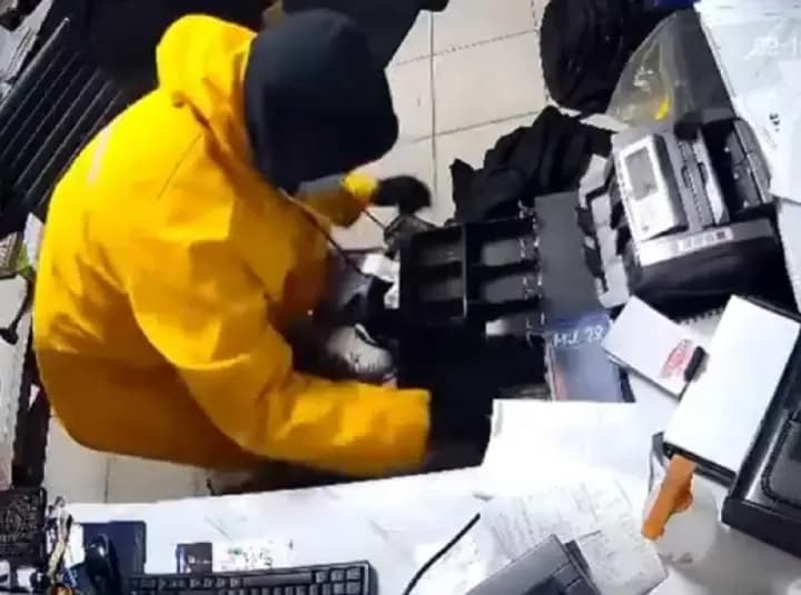Dos robos millonarios a 5 cuadras de diferencia y varias coincidencias
