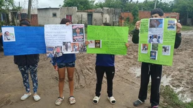 Familiares del hombre asesinado a machetazos acusan a la Policía: "No nos dejaron asistirlo, lo dejaron morir peor que a un animal"