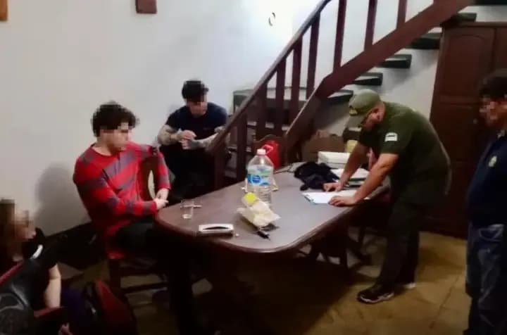 Dos jóvenes quedaron bajo prisión domiciliaria en Chaco tras una alerta del FBI