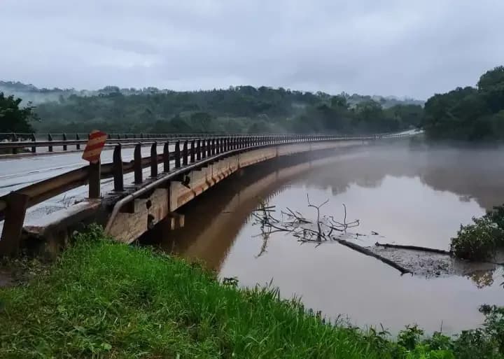Cortaron dos puentes de la Ruta 12 en Misiones por la crecida del agua