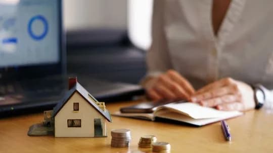El crédito hipotecario mantiene una barrera alta: cuánto hay que ganar para comprar un departamento de US$ 100.000