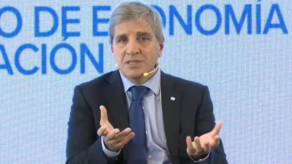Luis Caputo aseguró a inversores que podría usar el swap con China si se complica el programa financiero