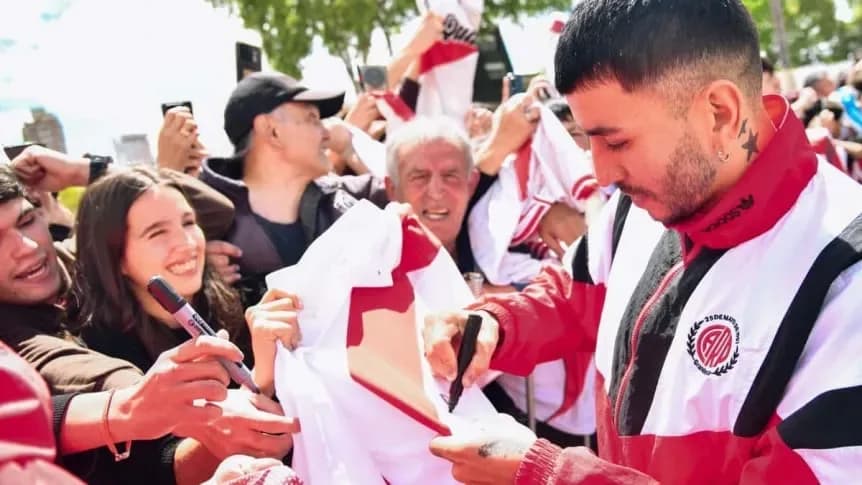 River llegó a Junín a horas de enfrentar a Sarmiento y fue recibido por una multitud - TyC Sports