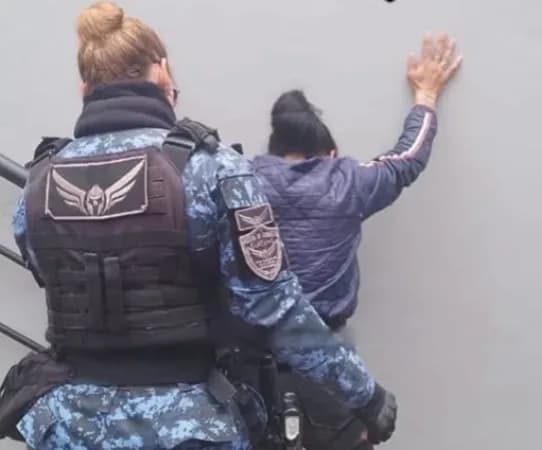 Agredió a una inspectora municipal, intentó esconderse en "El Piso" y fue detenida