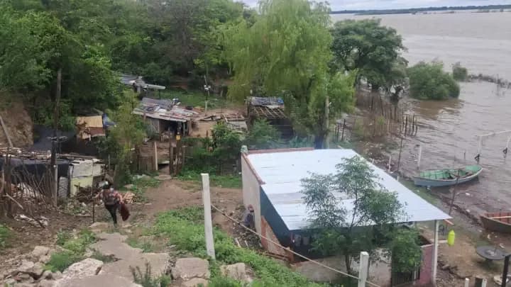 La crecida del Paraná inundó viviendas en el barrio Virgen de los Dolores