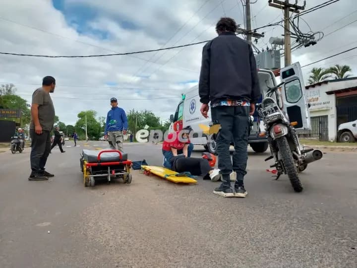 Una motociclista terminó en el hospital tras un fuerte choque sobre avenida Maipú
