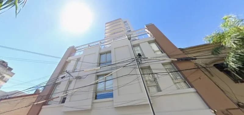 Hallan sin vida a un hombre en un departamento del centro capitalino