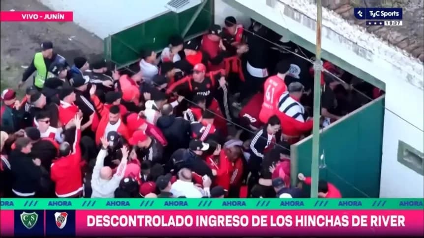 Caos y represión en el acceso de los hinchas de River en Junín - TyC Sports