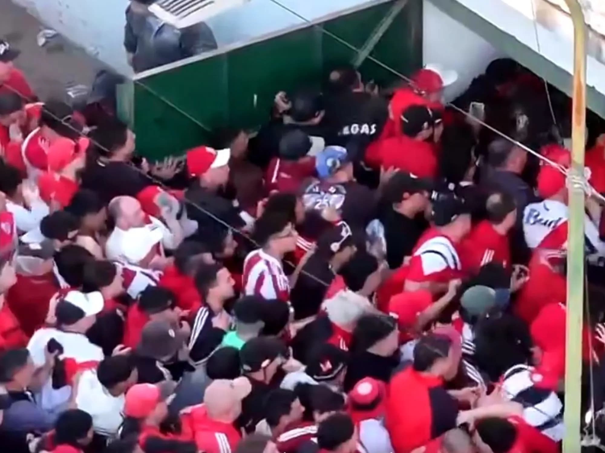 Video: el caótico ingreso de los hinchas de River al estadio de Sarmiento