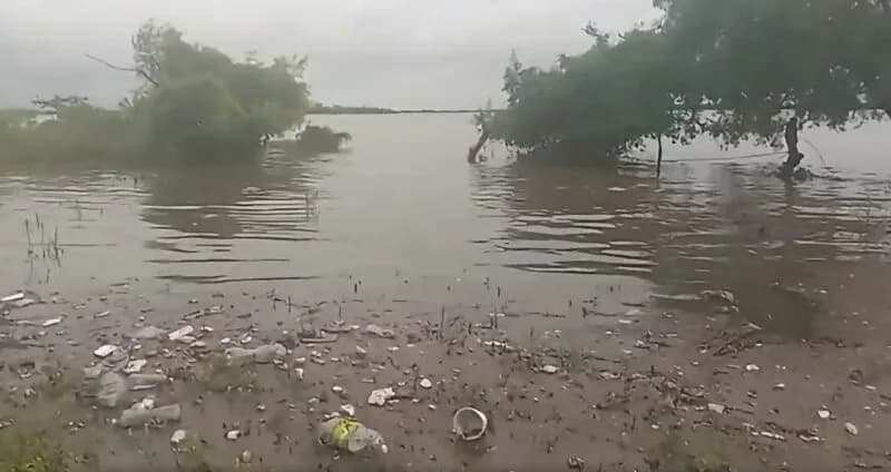 “Están quedando bajo agua”: familias del barrio Quilmes claman por ayuda ante la crecida