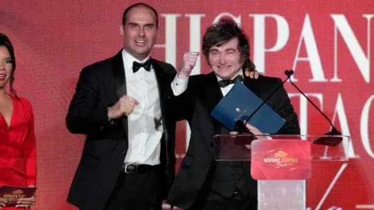 Milei se mostró junto a Eduardo Bolsonaro en la gala del trumpismo y respaldó a Flávio contra Lula