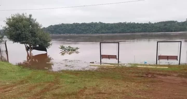El Paraná superó su récord histórico en Corpus y sigue suspendido el cruce a Paraguay