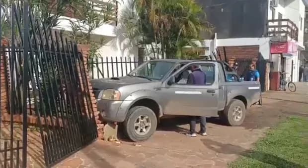 Choque entre camionetas en Corrientes: una terminó incrustada en una casa