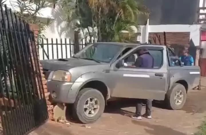 Dos camionetas chocaron y una terminó incrustada en una casa