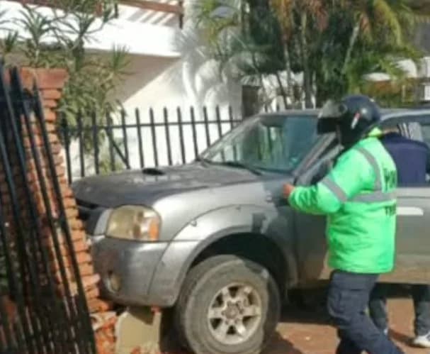 «Me distraje, no te vi»: el insólito descuido que provocó un choque y terminó sobre la vereda