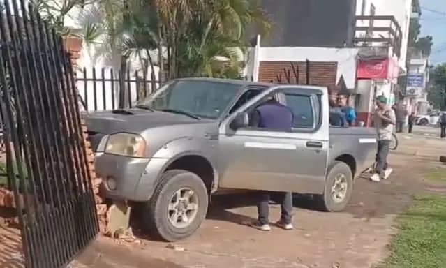 Chocaron dos camionetas repartidoras en Corrientes: una terminó incrustada en la vereda