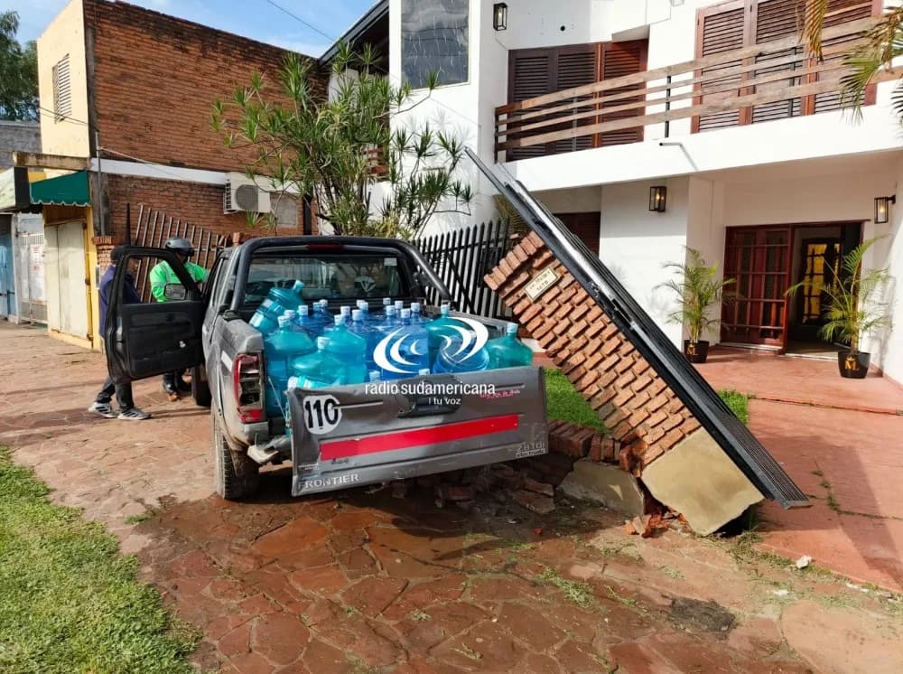 Portada de video: Camioneta destruyó el portón de una casa tras ser chocada por otro vehículo
