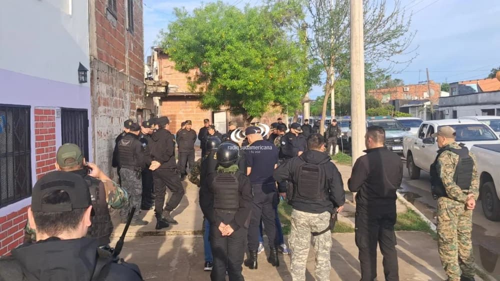 Portada de video: Despliegue policial en barrios de Capital tras el ataque al delivery