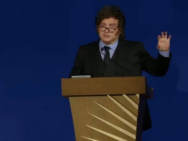 Javier Milei aseguró en que el riesgo país está "debajo de los 100 puntos" el día en que tocó los 640