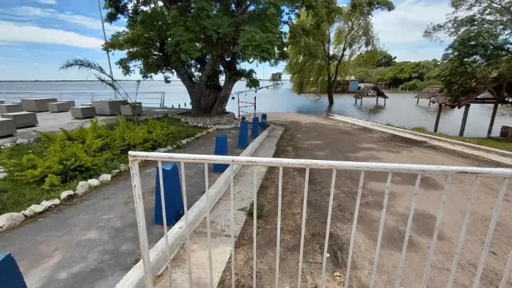 El Paraná superó los 6,80 metros en Itatí: "Nos preocupa las personas que viven aquí"