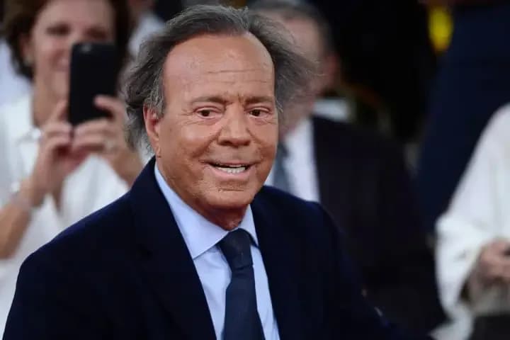 Revés para Julio Iglesias: un fiscal solicitó que se lo investigue por abuso sexual y