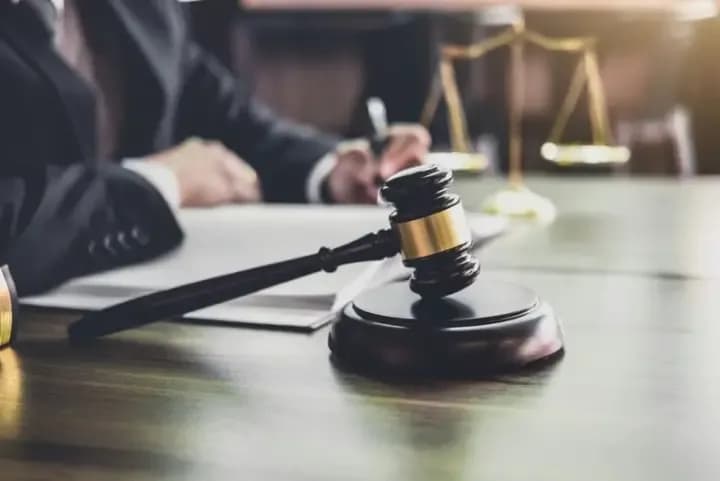 La Justicia suspendió dos artículos clave de la reforma laboral de Javier Milei que afectaban a los abogados