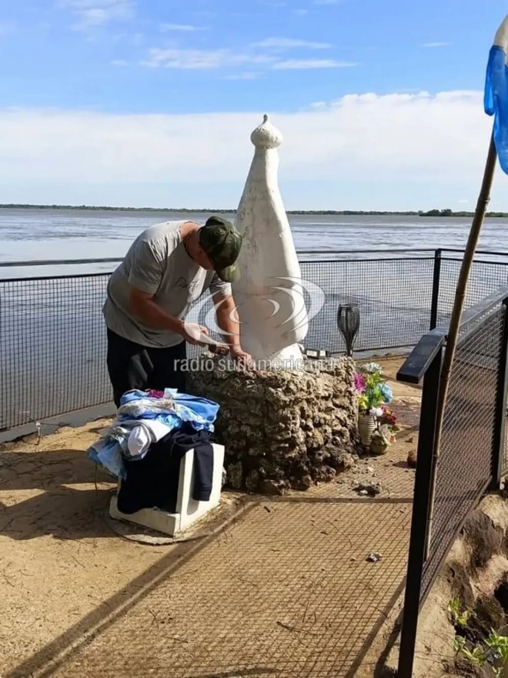 Retiraron la imagen de la Virgen Blanca ante la crecida del río