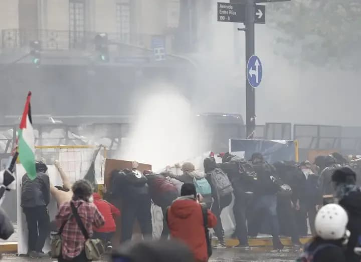 Incidentes y represión frente al Congreso durante la marcha universitaria