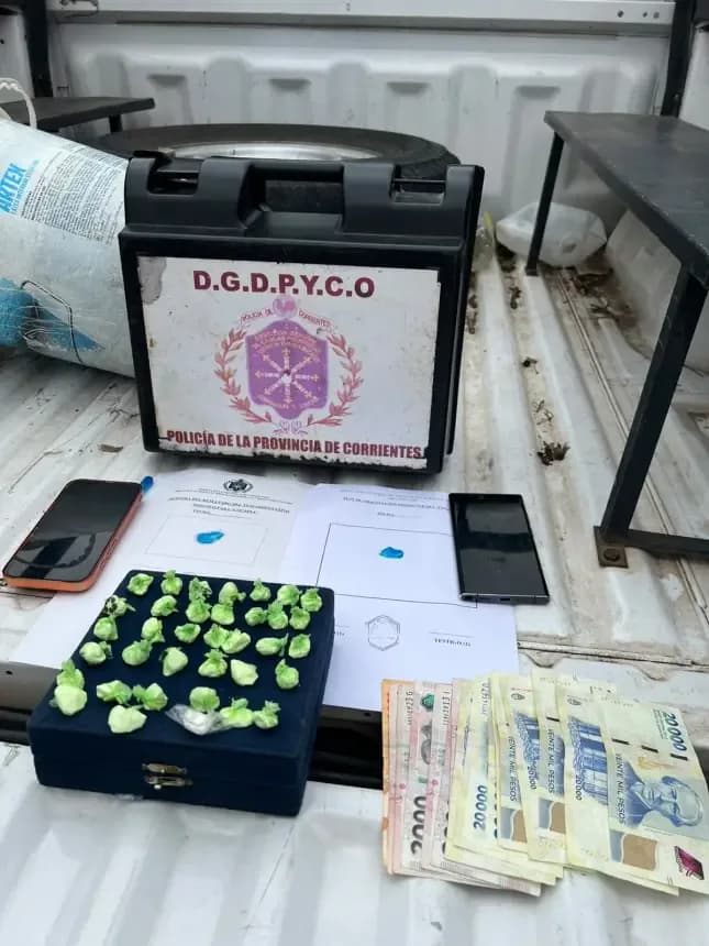 Detuvieron a un hombre con 35 envoltorios de cocaína, celulares y $193.000 en Corrientes