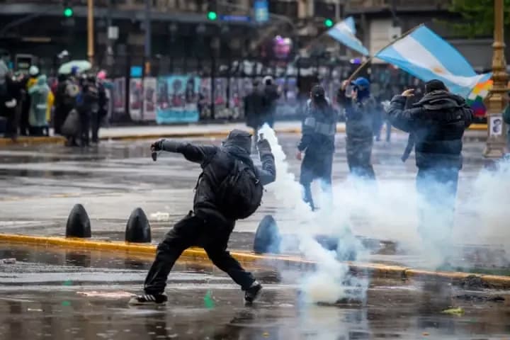 La oposición repudió al Gobierno por la represión en la marcha universitaria