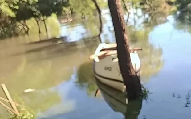 Impactantes imágenes de cómo ingresa el agua del río Paraná en barrios de Corrientes