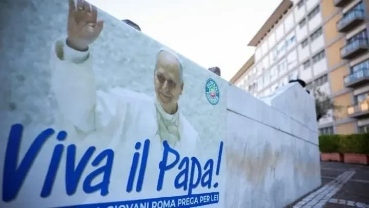 El Papa celebró misa en el hospital y los médicos confirman su evolución favorable