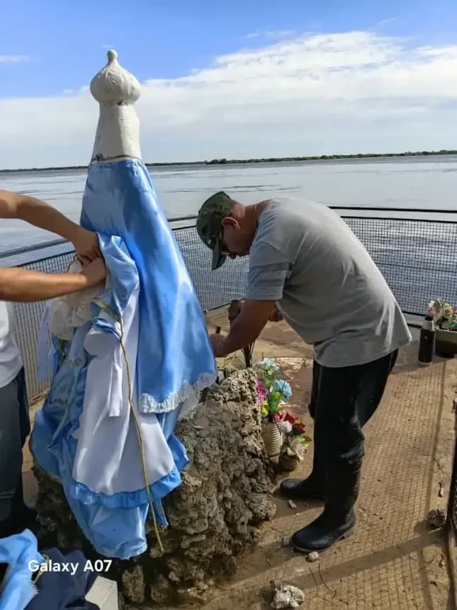 Retiraron preventivamente la imagen de la "Virgen Blanca" ante la creciente del río