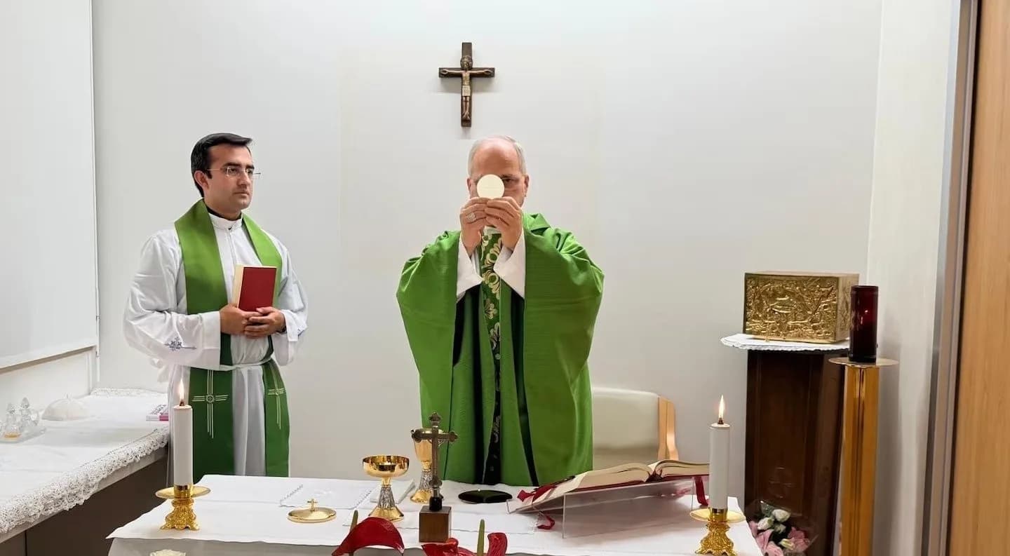 El Papa León XIV presenta “mejoras” tras su operación: primera foto y misa en el hospital