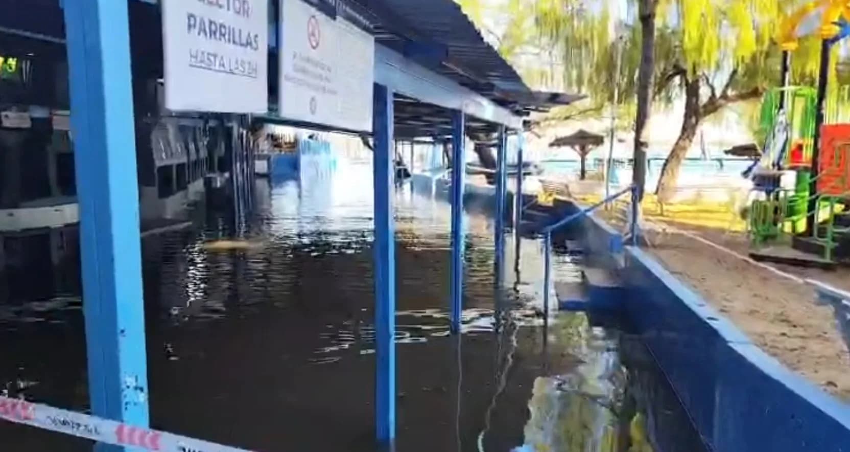 El Paraná avanzó sobre la playa de Regatas Corrientes e inundó el sector de parrillas