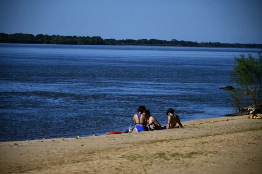 Por la creciente del río, prohíben el acceso a playa Molina Punta