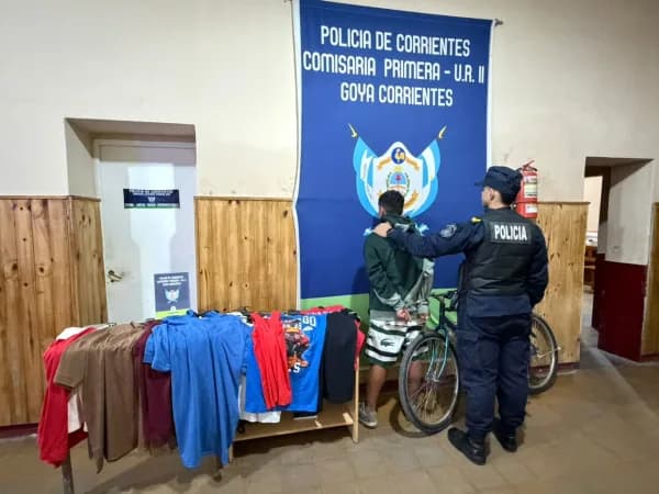 Iba en bici con prendas robadas: Fue detenido