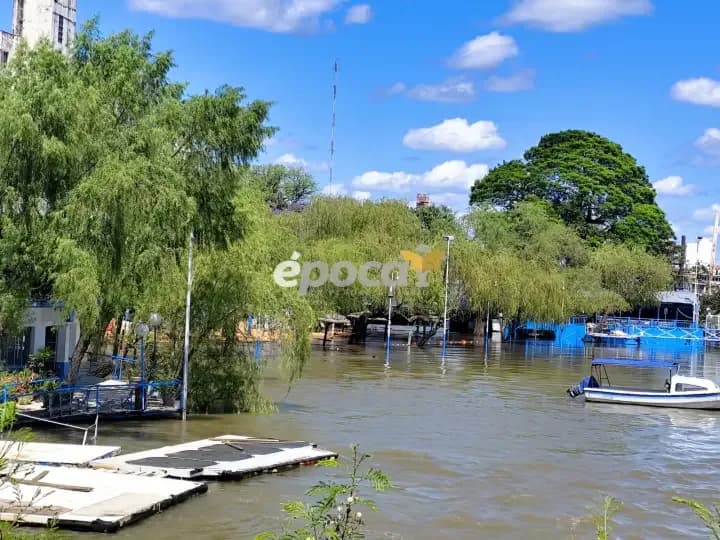 El río avanzó sobre la playa de Regatas Corrientes