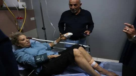 “Me tiraron al suelo y siguieron pateándome”: colonos israelíes atacaron a una fotoperiodista de The Washington Post