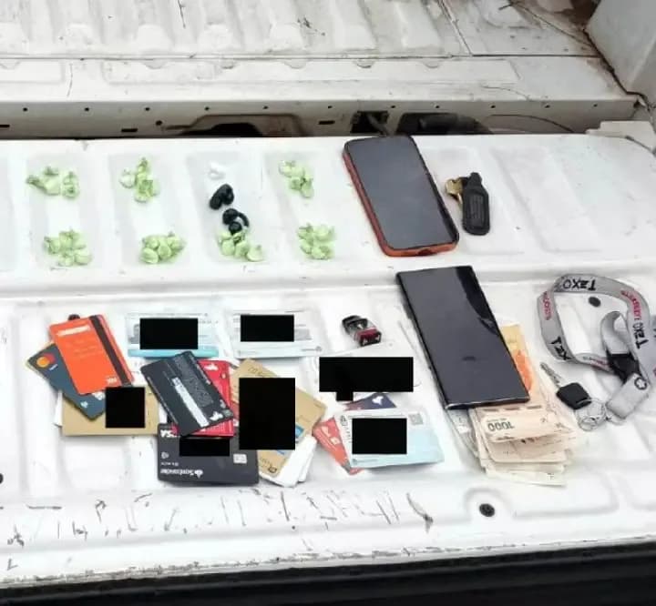 "Dealer" detenido
con 35 bolsitas de
droga en riñonera