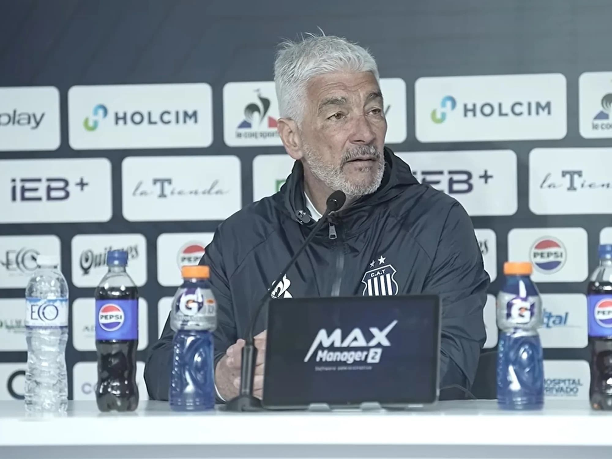 De Felippe, caliente tras la derrota con Boca: "¿A quién querés que ponga, a mi vieja?