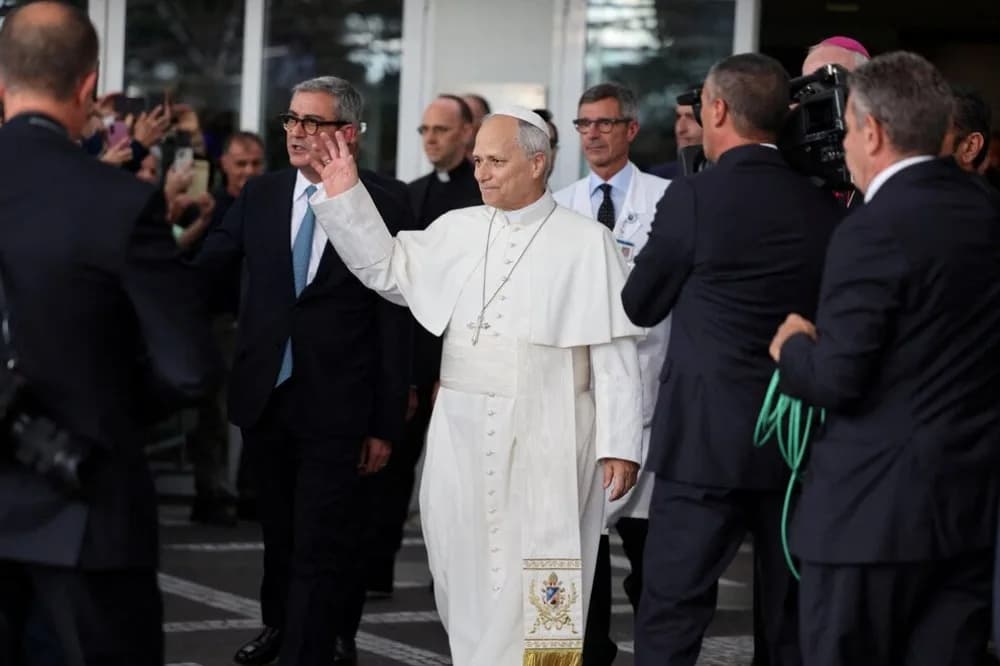 El papa León XIV salió del hospital caminando tras ser dado de alta