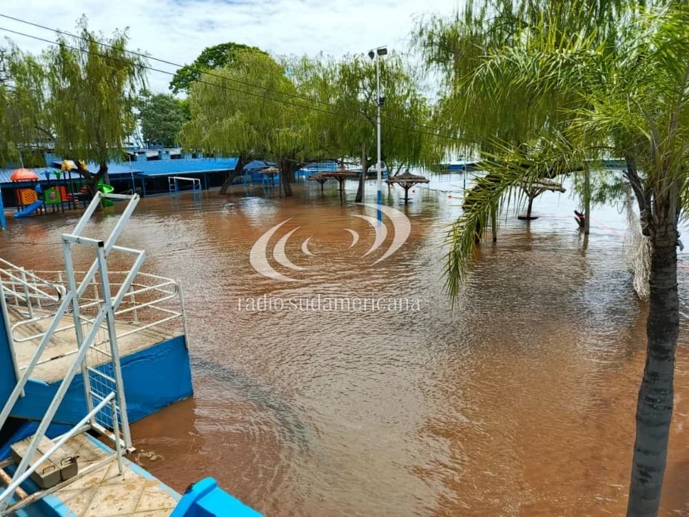 Impactantes imágenes del avance del agua en el Club Regatas