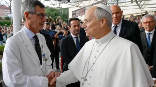 "No hay motivos clínicos para que el Papa no haga viajes largos en avión", dijo el cirujano que lo operó