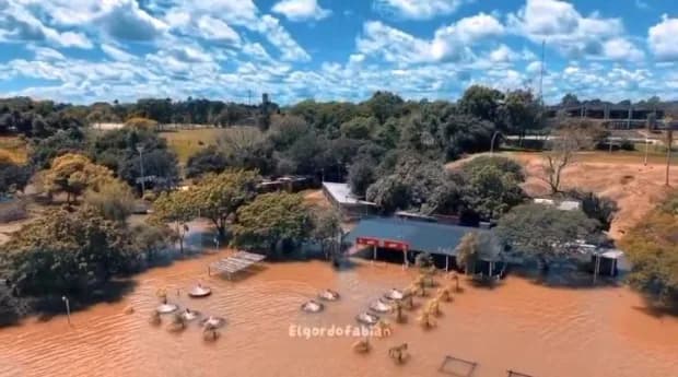 Avance de las aguas en la Playa Yvaga Punta Norte en Ituzaingó