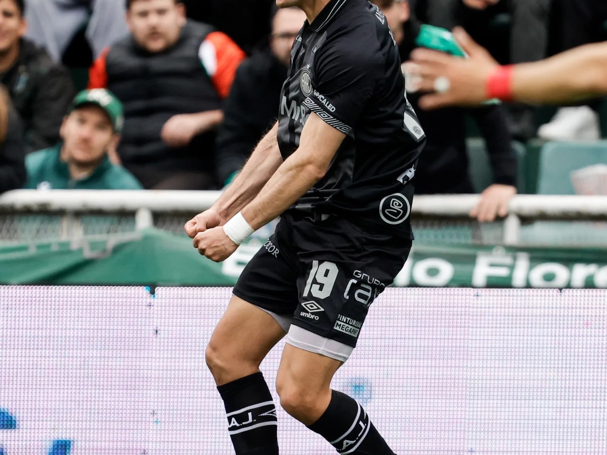 Argentinos le ganó a Banfield y es puntero de la anual junto a Boca